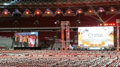 Presiden Jokowi dan Istri Berjoget Meriah di Acara Pergelaran Angklung dan  Band Kahitna di GBK