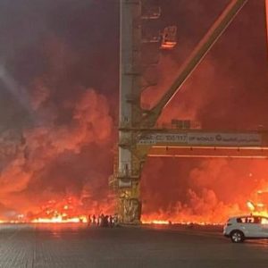 Sebuah Kapal Kontainer Meledak di Pelabuhan Jebel Ali, Dubai Bergetar