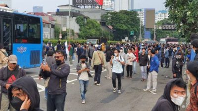 Unjuk Rasa di Gedung DPR Berakhir Ricuh, Akses Tol Sempat Ditutup