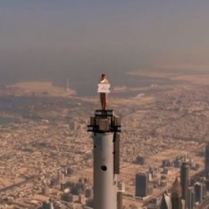 Menegangkan! Aksi Pramugari Maskapai Dubai dari Menara Tertinggi di Dunia