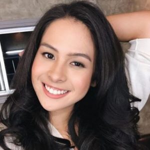 Lulus dari Stanford University, Maudy Ayunda Tampil Cantik dengan Kebaya Kutu Baru Lulus dari Stanford University, Maudy Ayunda Tampil Cantik dengan Kebaya Kutu Baru