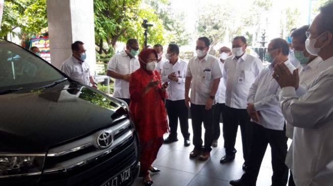 Jadi Mensos, Risma Langsung Fokus Bagi-bagi Bansos Corona