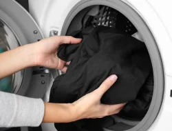 Ahli Berbagi Tips Cuci Baju Hitam agar Tidak Cepat Pudar