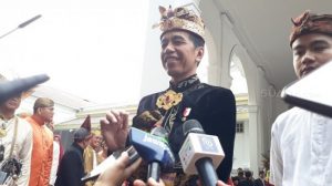 Tepuk Pundak Komandan Upacara, Aksi Jokowi Curi Perhatian Tamu Istana
