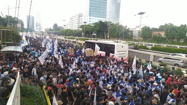 Hindari Jalan Depan DPR, Puluhan Ribu Buruh Aksi Tolak Omnibus Law