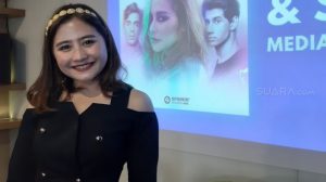Cantiknya Keterlaluan, Gaya Prilly Latuconsina Pakai Sweater Pink Bulu-Bulu