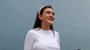 Shandy Aulia Nyuci Pakai Baju Seksi, Warganet: Dimana Cari Istri Begini?