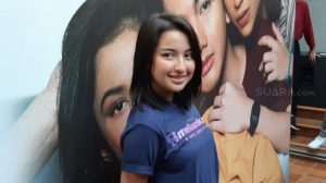 Celananya Picu Tanda Tanya, Intip Gaya Jennifer Coppen Belanja Sembako