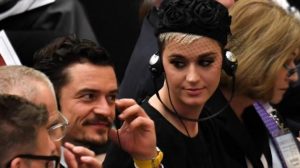 Kenakan Kaftan Rumbai, Cantiknya Katy Perry Pamer Baby Bump