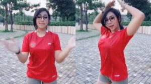 Goyang Pakai Jersey Timnas, Model Keturunan Arab-China Buat Warganet Gemas Goyang Pakai Jersey Timnas, Model Keturunan Arab-China Buat Warganet Gemas