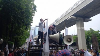 Deretan Aksi Massa Geruduk Kedubes Singapura Bela UAS: Mau Tabrak Gerbang hingga Terjang Hujan