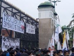 Demo Mahasiswa di Gedung DPR Ricuh, Polisi Bubarkan Massa dengan Tembakan Gas Air Mata