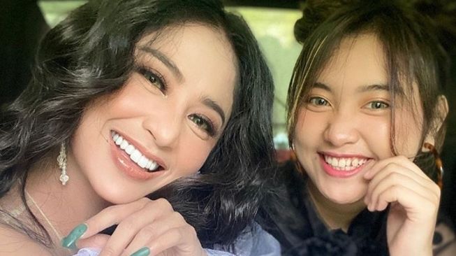 Sampai Nangis, 5 Momen Keponakan Dewi Perssik Operasi Sedot Lemak