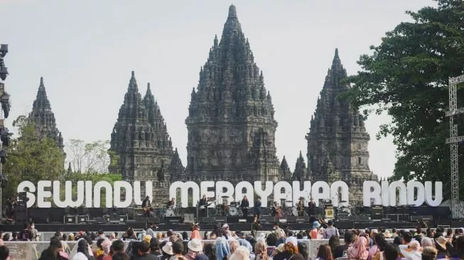 Momen Seru di Prambanan Jazz 2022: Fariz RM Disko, Andien Pakai Beskap!