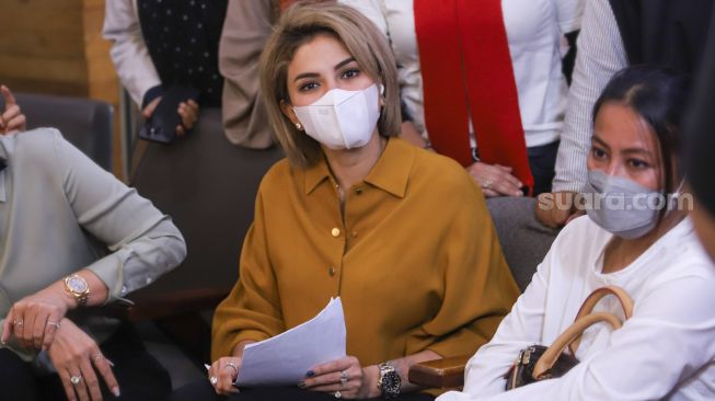 Bertabur 500 Berlian, Harga Gelang Mewah Nikita Mirzani Sukses Bikin Heboh