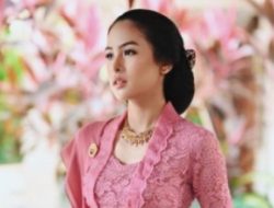Ini Pose Anggunnya Maudy Ayunda Pakai Kebaya