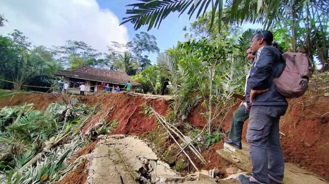 Tanah Longsor di Kupang, 2 Warga Tewas