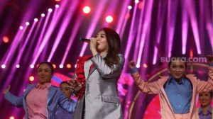 Aksi Via Vallen saat Jadi Juri Ajang Pencarian Bakat Dipuji Selangit