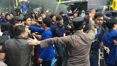 Satu Perwira Polisi Dianiaya Perusuh Saat Aksi Demo Di DPR