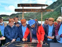 Menparekraf Bantu Tingkatkan Ekonomi Pedagang Warung Kopi Tertua di Desa Sembungan Wonosobo