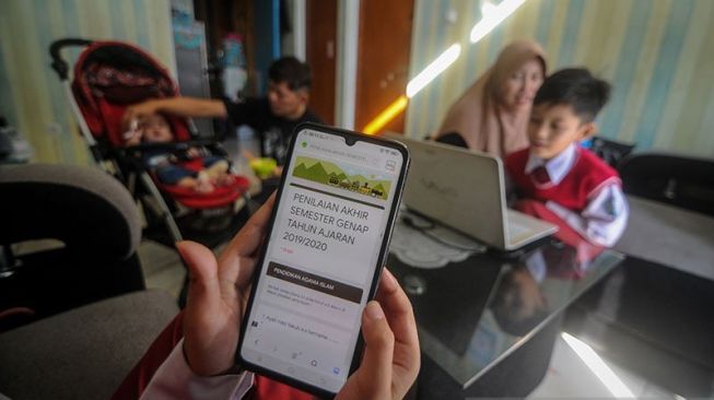 Pemerintah Diminta Rekrut Mahasiswa untuk Ajari Guru Tak Berkompeten Terapkan PJJ