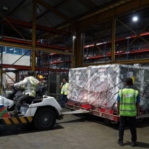 Vaksin Pfizer dan AstraZeneca Bantuan AS dan Prancis Tiba di Indonesia