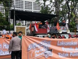 Buruh Demo di Depan Gedung KPU Pusat: Turunkan Harga Bahan Pokok