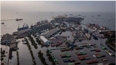 Terminal Petikemas Semarang Banjir Rob 1 Meter, Akses Jalan Masih Bisa Diterabas