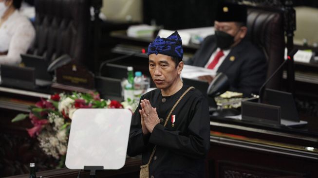 AMAN: Jokowi Pakai Baju Adat Tapi Wilayah Masyarakat Adat Dibabat
