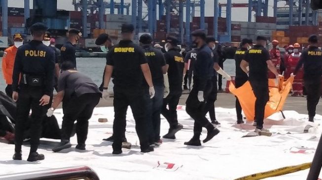 Tim SAR Evakuasi 45 Kantong Jenazah Korban Pesawat Sriwijaya Air SJ-182