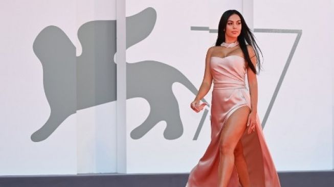Menawan di Venice Film Festival, Georgina Pakai Dress Belahan Sepaha