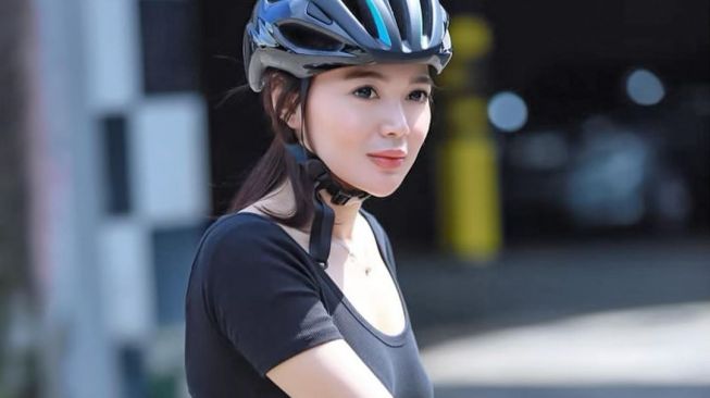 Wika Salim Unggah Foto Lama saat Liburan di Pantai, Publik Malah Khawatirkan Hal Ini
