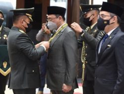 KSAD Berikan Tanda Kehormatan Negara Bintang Kartika Eka Paksi kepada Ketua BPK