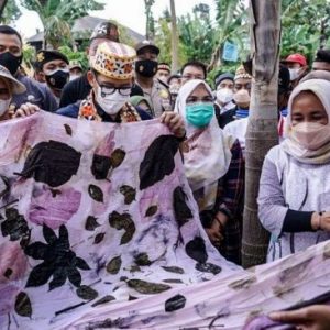 Sandiaga Uno Pesan 600 Tote Bag Eco Print Ciptaan 5 Remaja Disabilitas untuk Ramaikan G20