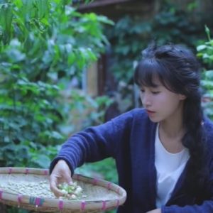 Sosok Li Ziqi, Youtuber Berpenghasilan Rp 72 M yang Tinggal di Desa
