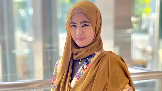 TikTokers Rina Mariyana Sukses Bikin Ibu-Ibu Raih Cuan Cuma dari Ponsel