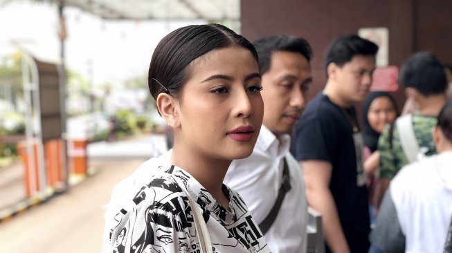 Agama Awkarin Bikin Heboh, Natasha Wilona Tak Merasa Langgar Prokes