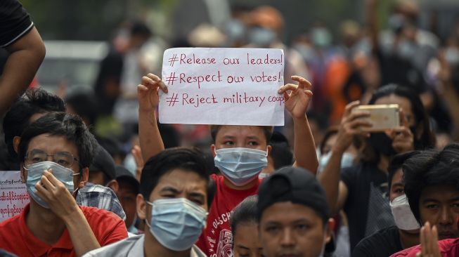 Militer Batasi Akses Internet, Ribuan Warga Myanmar Tetap Turun ke Jalan