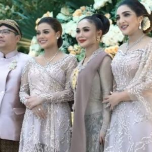 Ashyanti Tampil Stunning dengan Kebaya Nude Gold Di Akad Atta – Aurel