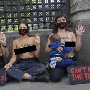12 Perempuan Aktivis Lingkungan Aksi Topless Protes Perubahan Iklim