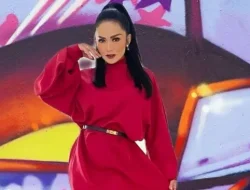 Krisdayanti Asyik Joget Koplo di Panggung Synchronize Festival