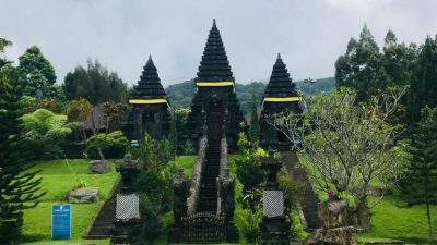 Mengenal Pura Parahyangan Agung Jagatkartta di Kaki Gunung Salak, Bogor.