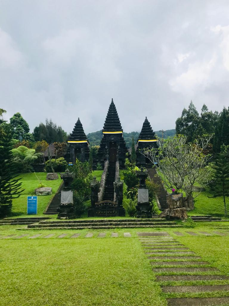 Mengenal Pura Parahyangan Agung Jagatkartta di Kaki Gunung Salak, Bogor.