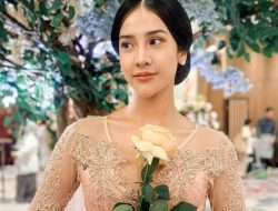 Anya Geraldine Memesona dalam Balutan Kebaya Peach di Acara Pernikahan