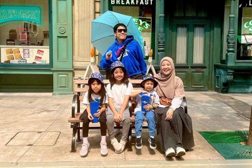 Liburan ke Singapura Desta Bawa Anak dan Natasha Rizky
