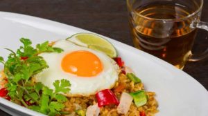 Nggak Dibungkus Kertas, Cara Makan Nasi Goreng Plastik Ini Harus Dikenyot?