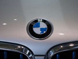 BMW Pamer Teknologi yang Bisa Ubah Warna Mobil Secara Instan